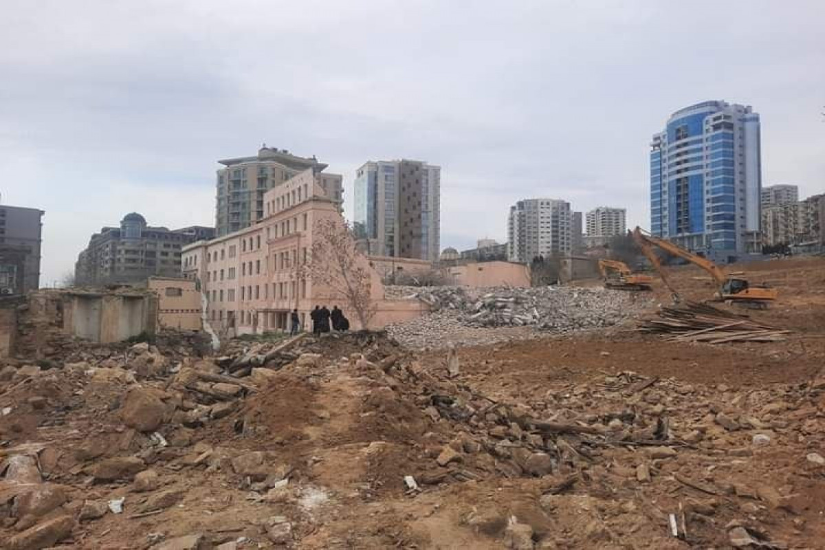 Bakı Avropa Liseyinin binasının söküntüsü dayandırıldı