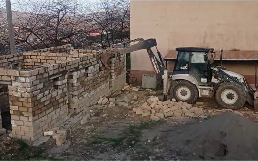 Gədəbəydə sənədsiz tikililər söküldü - VİDEO