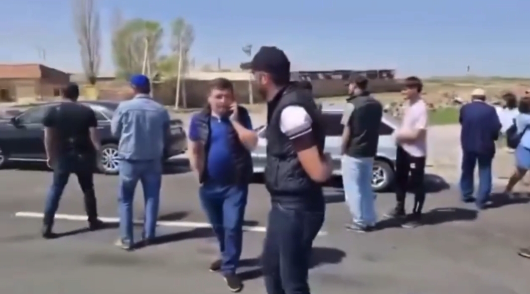 Etirazçılar Ermənistan-İran yolunu bağladı