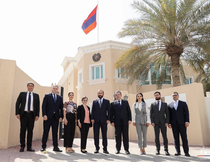Mirzoyan Qətərdəki erməni diplomatlarla görüşüb