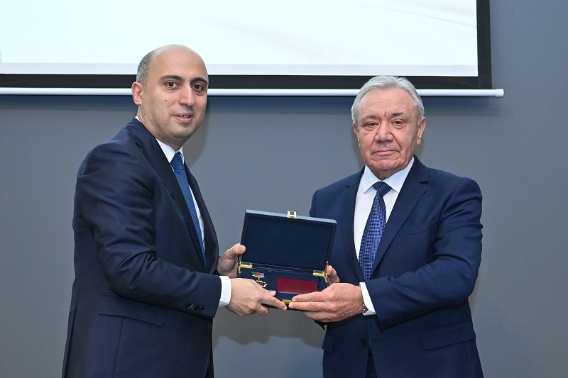 Prezident rektoru təltif etdi - FOTO
