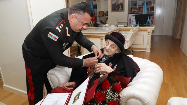 Dövlət Xidməti 102 yaşlı veteranı təltif etdi - FOTOLAR