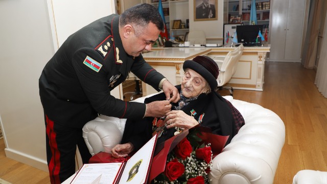 Dövlət Xidməti 102 yaşlı veteranı təltif etdi - FOTOLAR