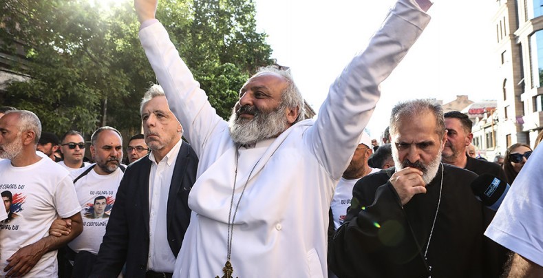 Ermənistanı qatıb-qarışdıran keşiş Kanada vətəndaşıymış