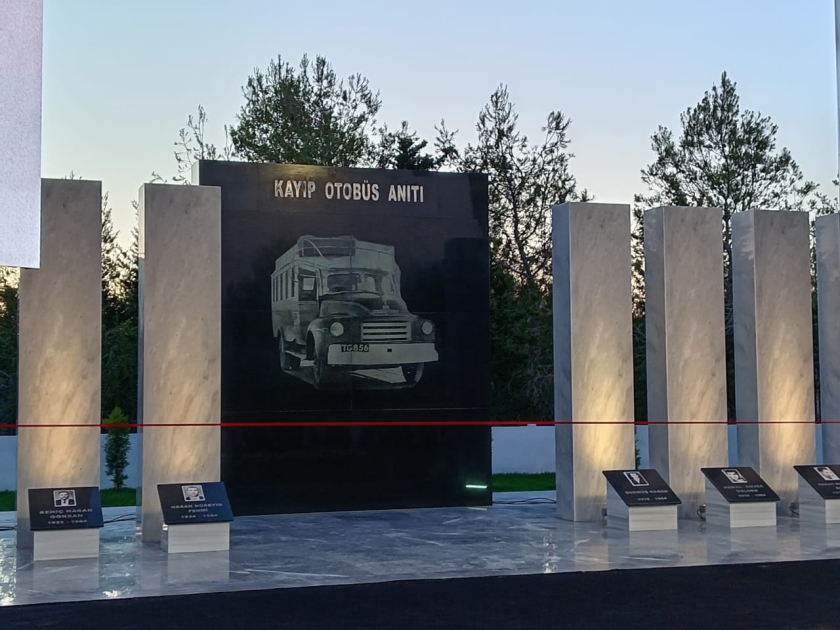 Deputatlar Şimali Kiprdə “İtirilmiş avtobus” abidəsinin açılışında - FOTO