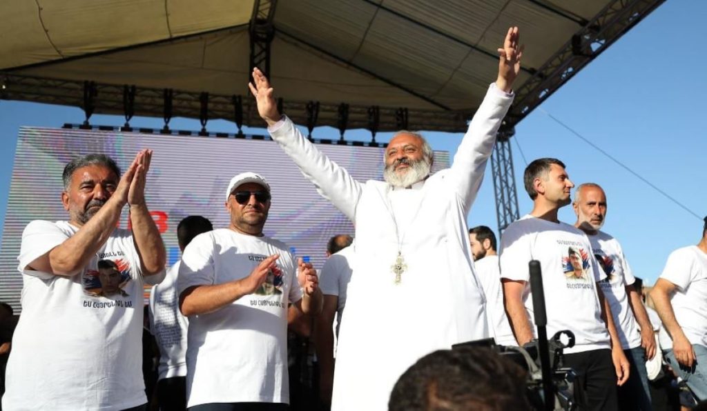 İrəvanda aksiyalar davam edir: Keşişdən növbəti çağırış