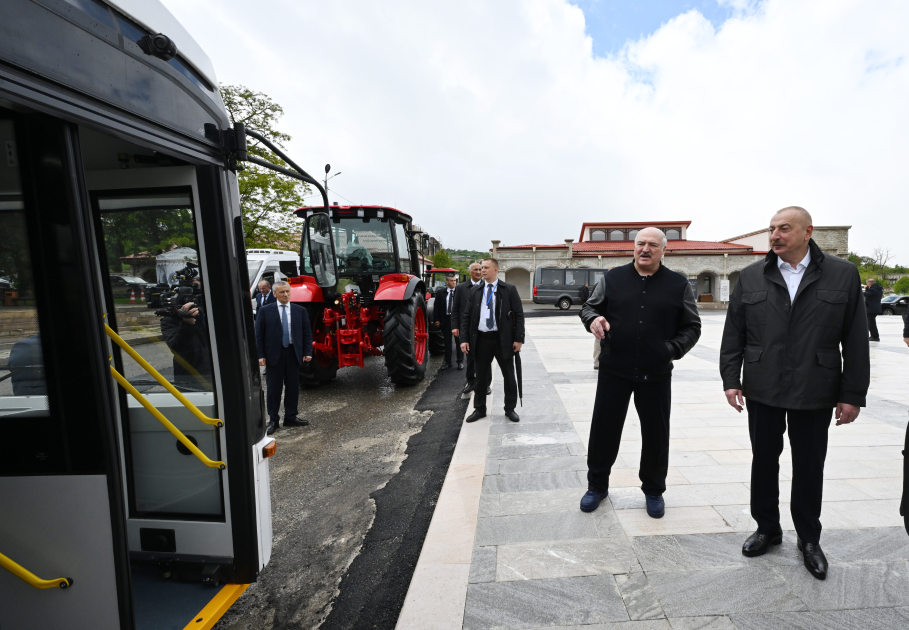 Lukaşenko Şuşaya avtobus və traktor hədiyyə etdi - FOTO