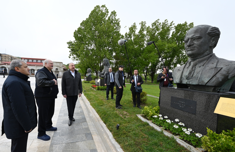 Prezidentlər Şuşada gülləbaran edilmiş heykəllərə baxıblar - FOTO