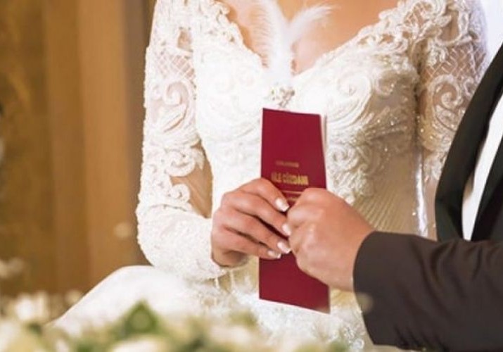 Nikah yaşının 1 il azaldılması ilə bağlı verilən icazələr azalıb