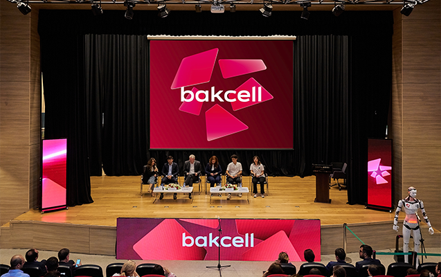 “Bakcell”in Baş İcraçı Direktoru şagirdlərlə görüşüb - FOTOLAR
