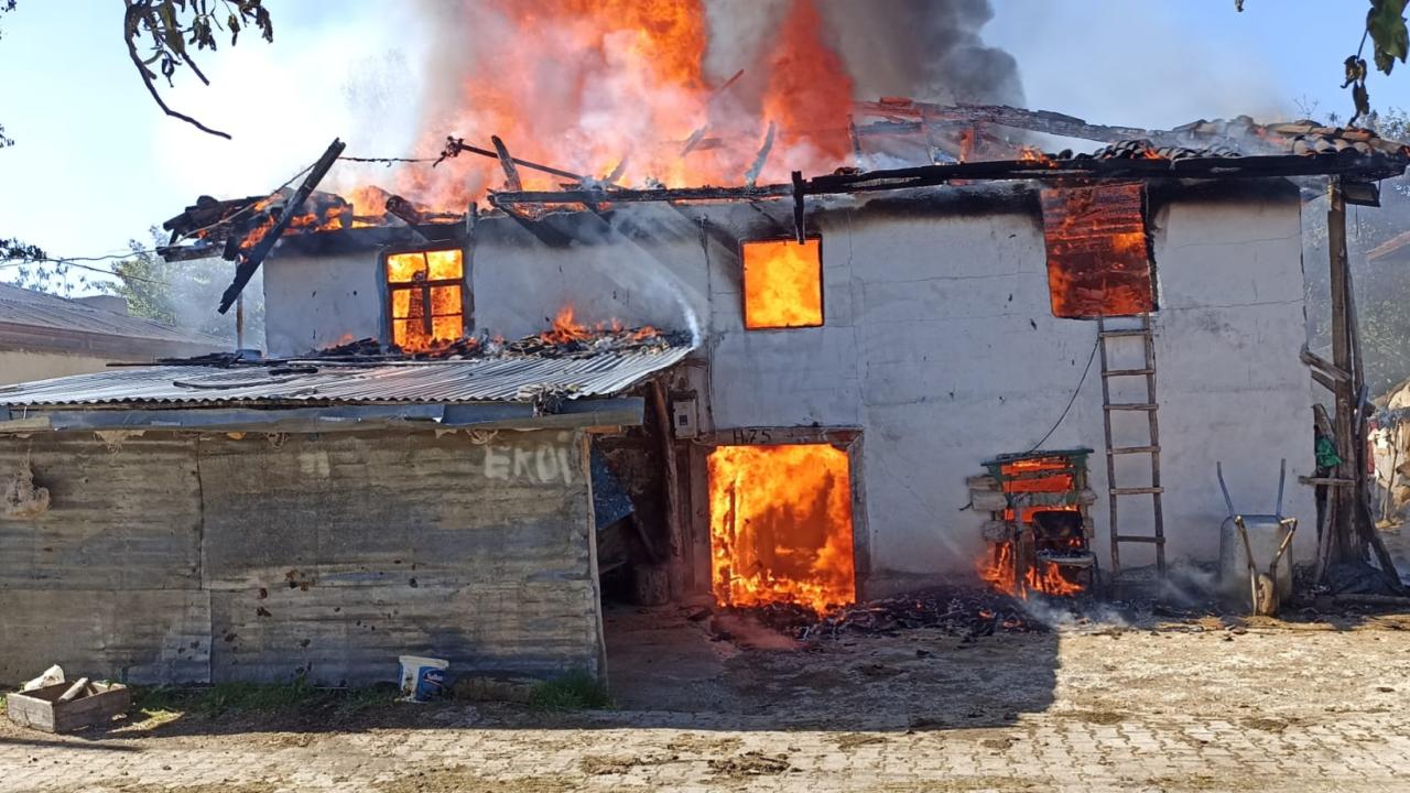 Kürdəmirdə 4 otaqlı ev yandı