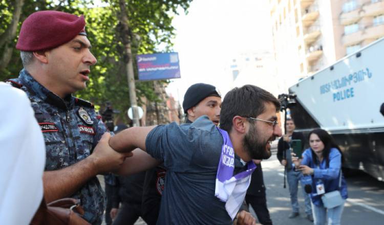 Ermənistanın polis rəisi keşiş Baqrata xəbərdarlıq etdi: “Onlar it kimi dayanırlar”