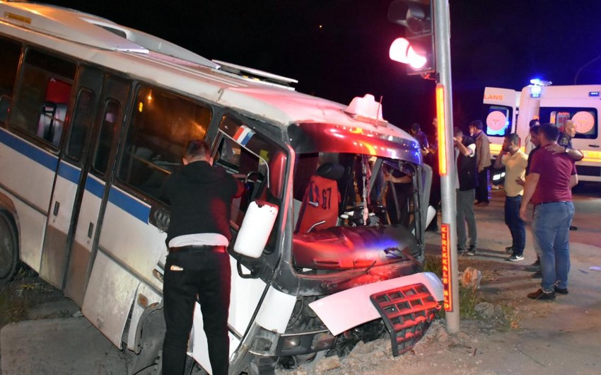 Türkiyədə avtobus qəzası - 22 nəfər yaralandı