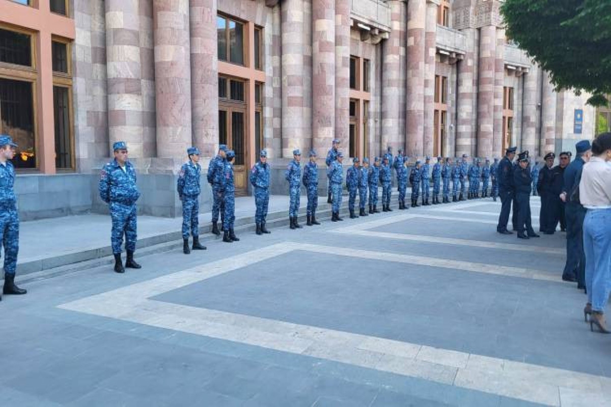 Ermənistan polisi hökumət binasını mühasirəyə aldı