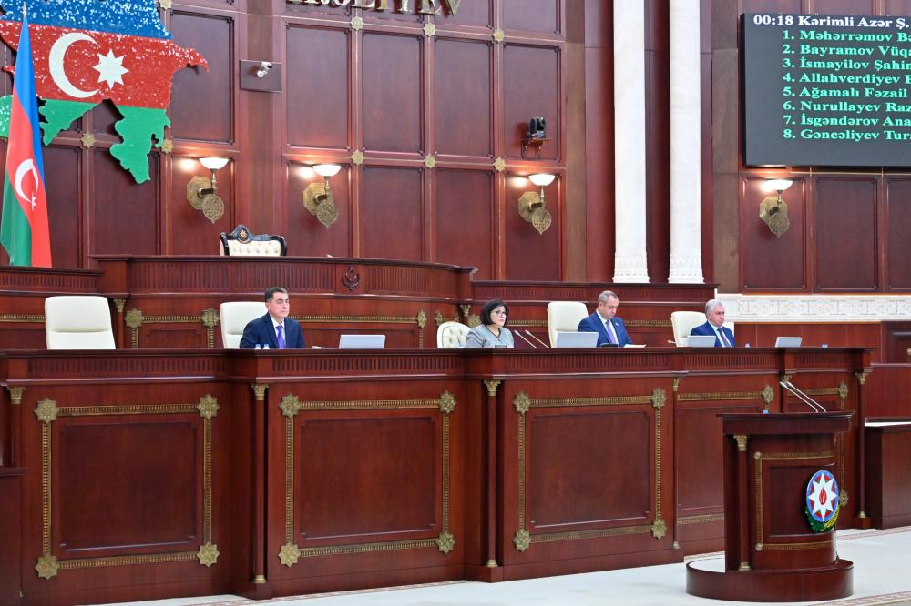 Deputatların tətili təxirə salındı - Növbədənkənar sessiya olacaq