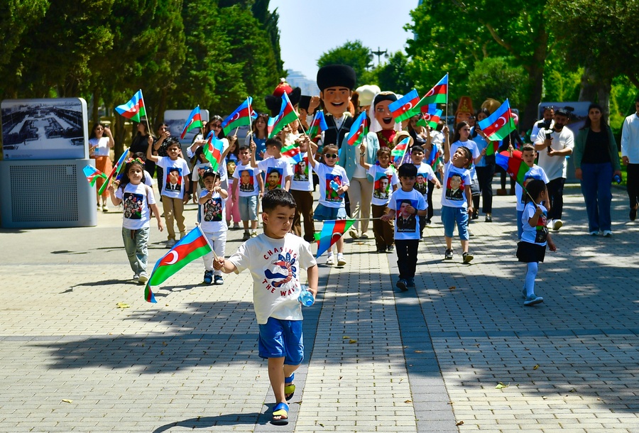 Şəhid övladlarının Bulvar gəzintisi - FOTOLAR
