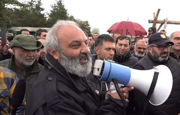 Erməni keşiş Azərbaycanla sərhədə gəlir