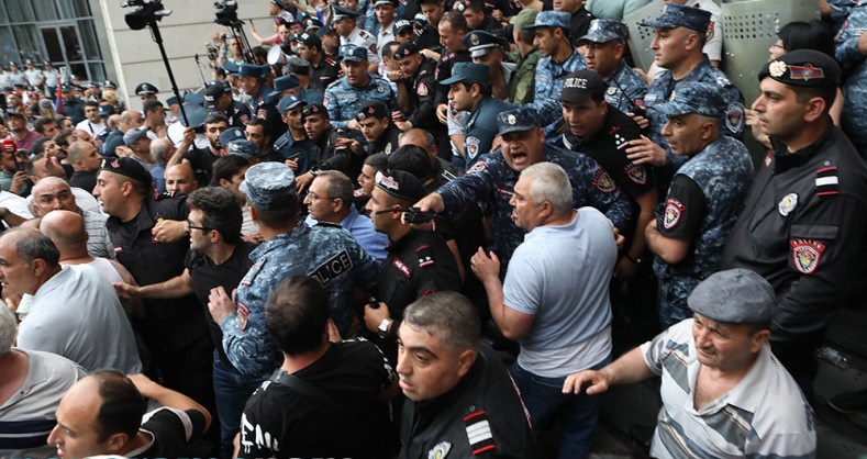XİN-in qarşısındakı aksiyaya görə 3 nəfər həbs edildi
