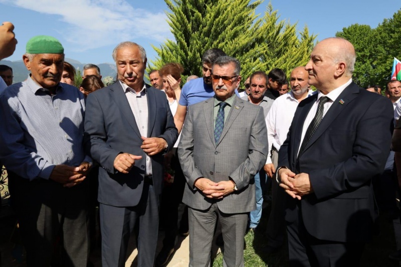 Novruz Aslanov şəhidin dəfnində - FOTOLAR