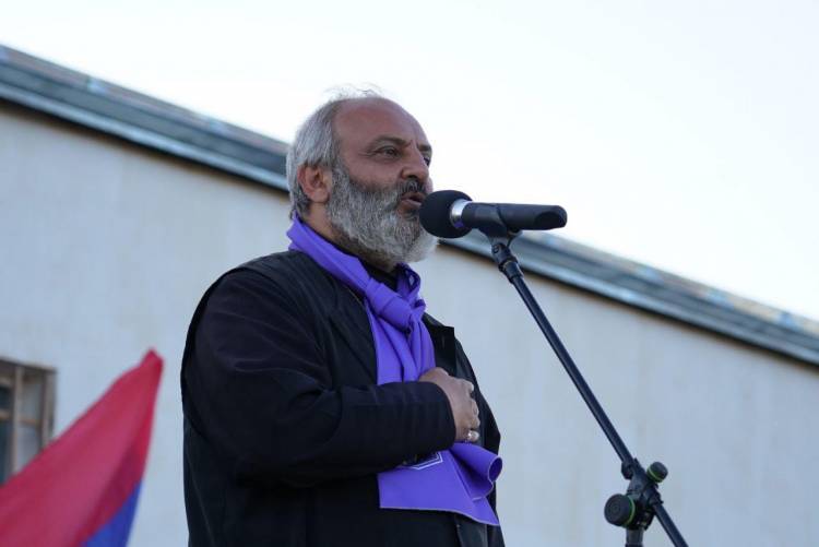 Qiyamçı keşiş Paşinyana hansı sürprizi hazırlayıb?