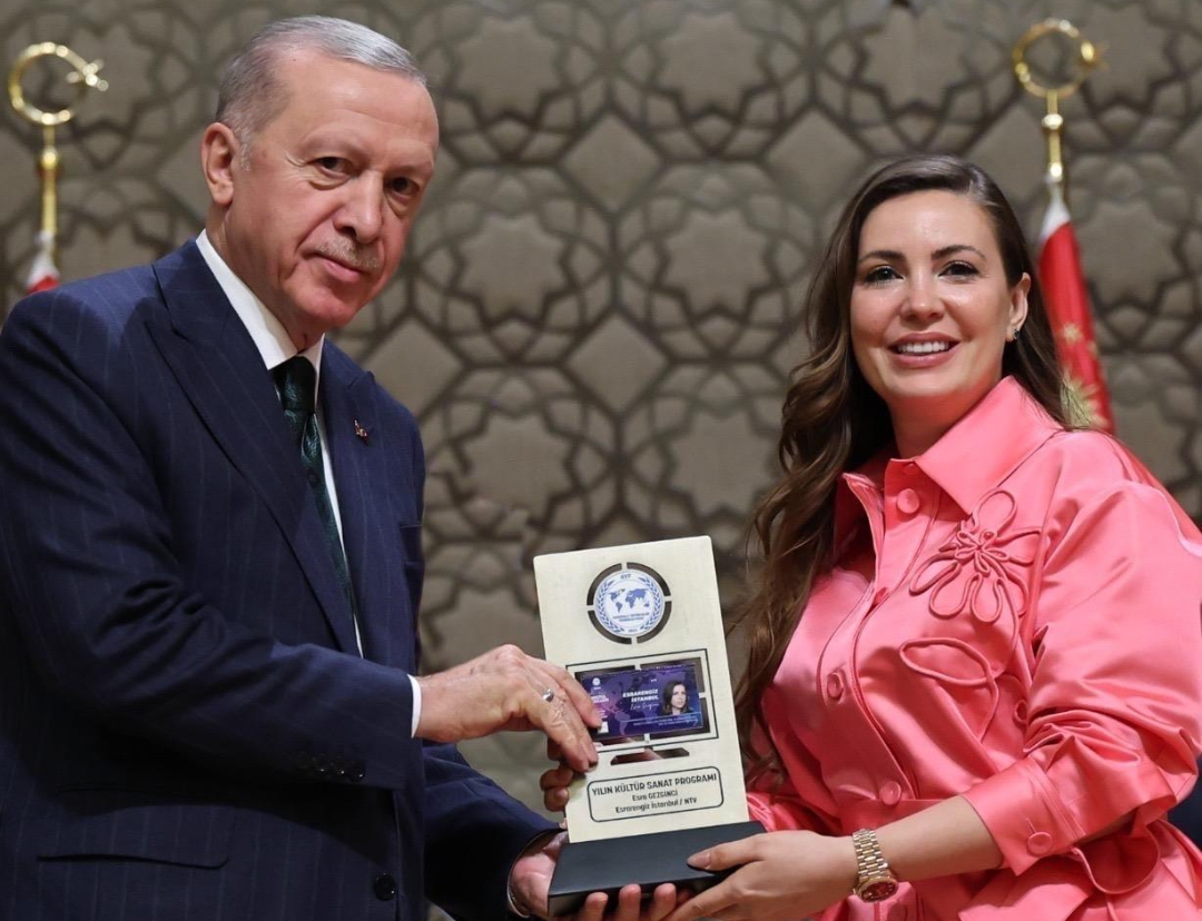 Ərdoğan Esra Gezgincini mükafatlandırdı - FOTO