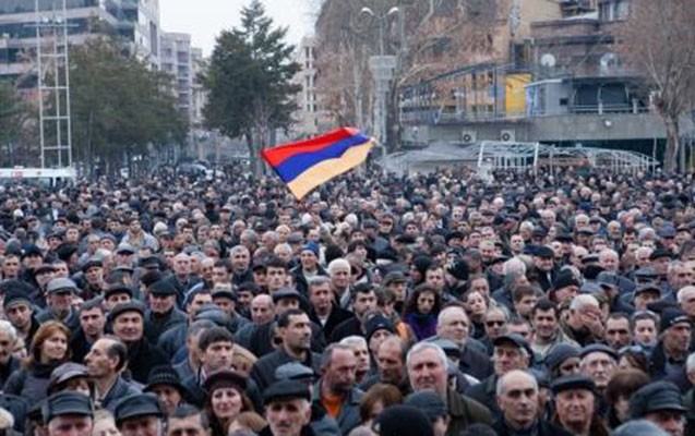 İrəvanda hökumət əleyhinə MİTİNQ