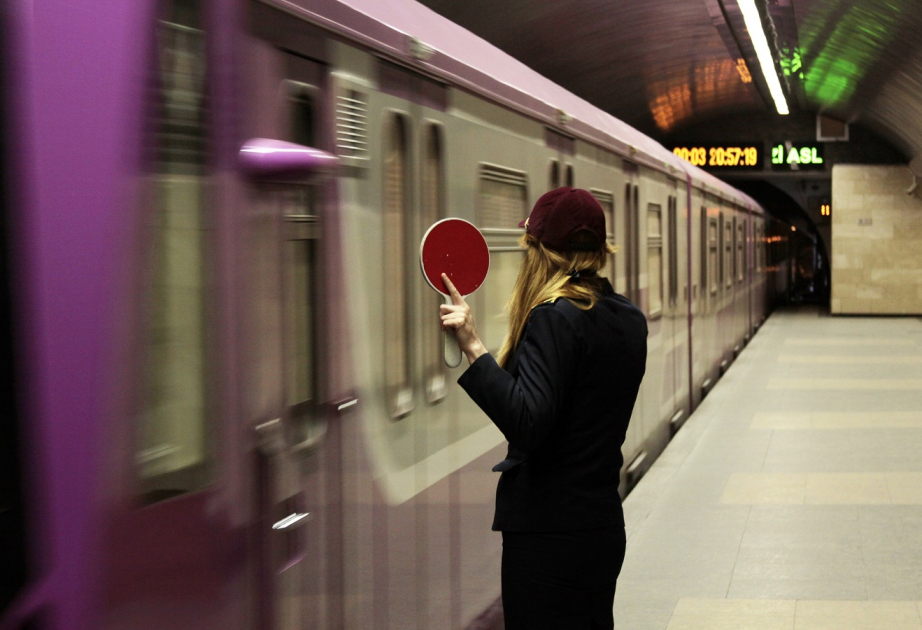Sərnişin metroda dünyasını dəyişdi 