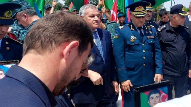 İldırım vurması nəticəsində həlak olan mayor dəfn edildi