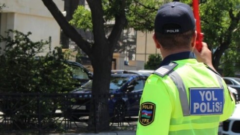 Polis maşını etibarnaməsiz və narkotikin təsiri altında sürən şəxsi saxladı