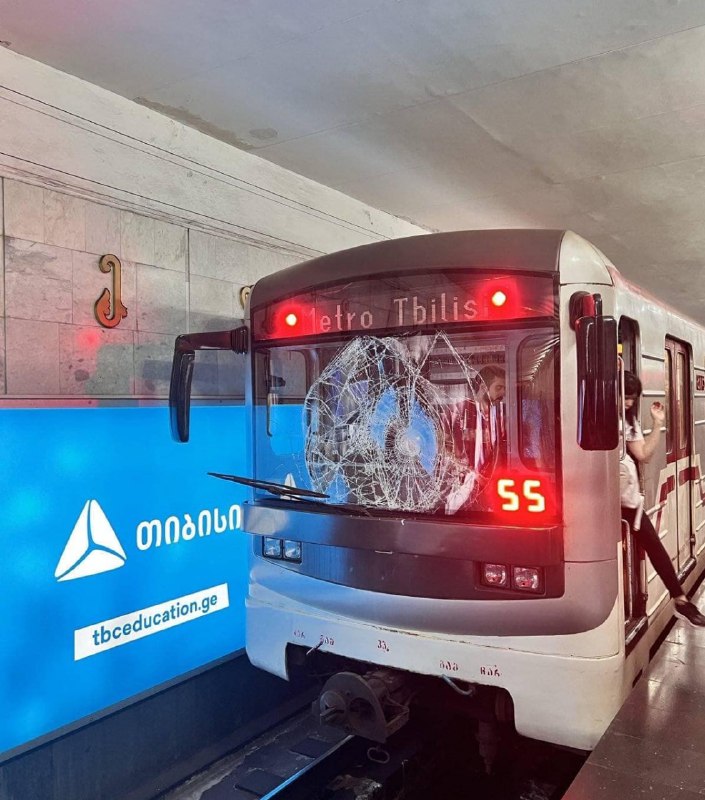 Metroda sərnişin relslərin üstünə yıxılıb