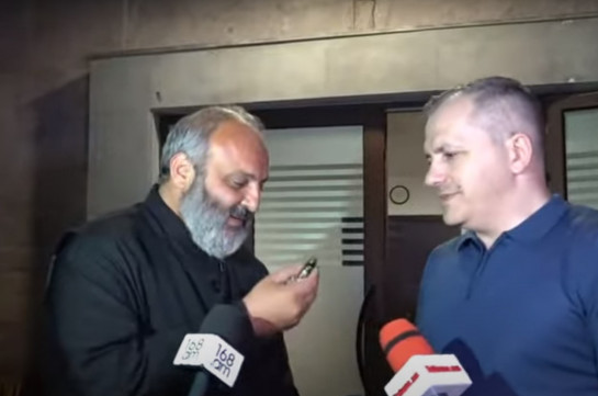 Erməni keşiş öz avtomobilini \