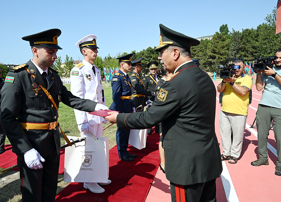 Zakir Həsənov məzunlara diplomlarını təqdim etdi - FOTO