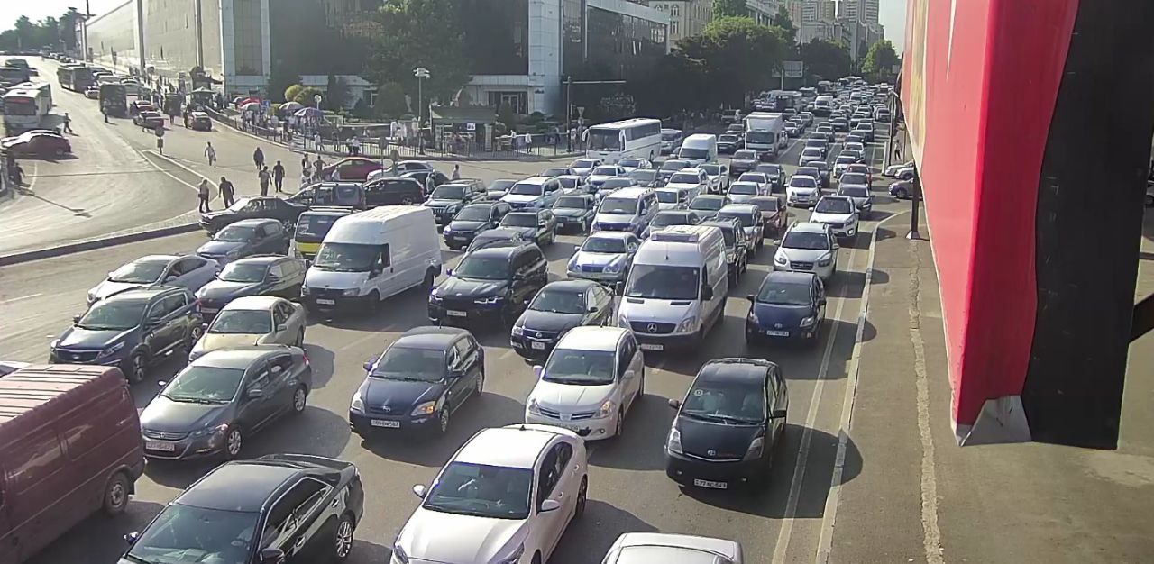 Bakının bir sıra yollarında TIXAC var 