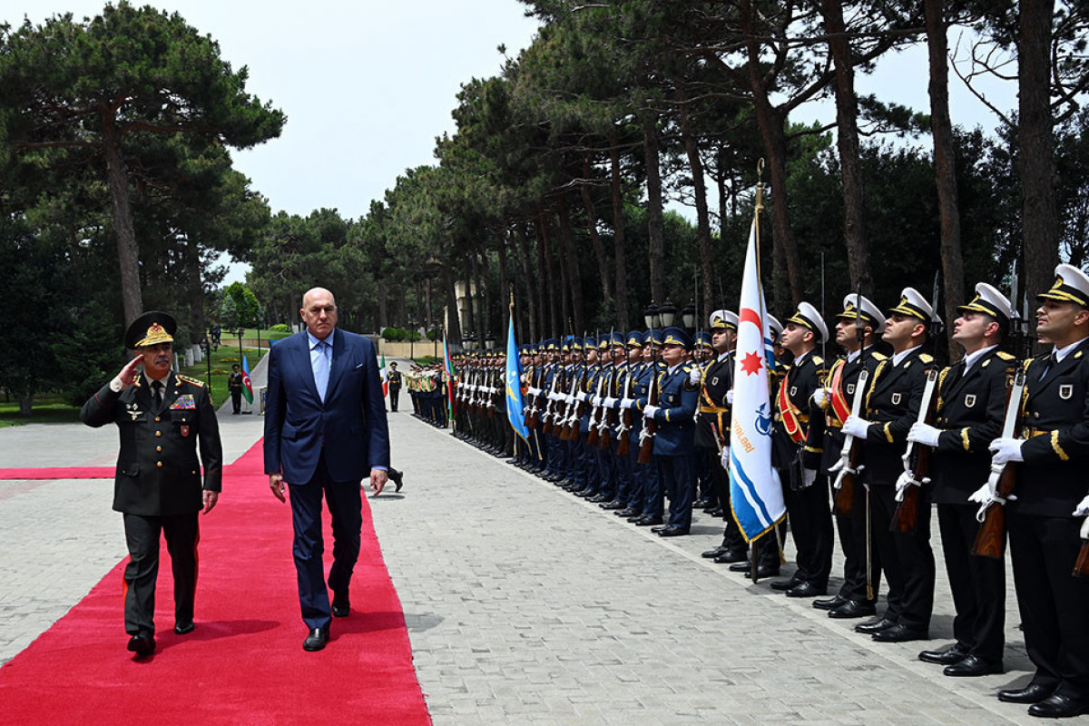 Müdafiə naziri italiyalı həmkarı ilə görüşüb - FOTOLAR