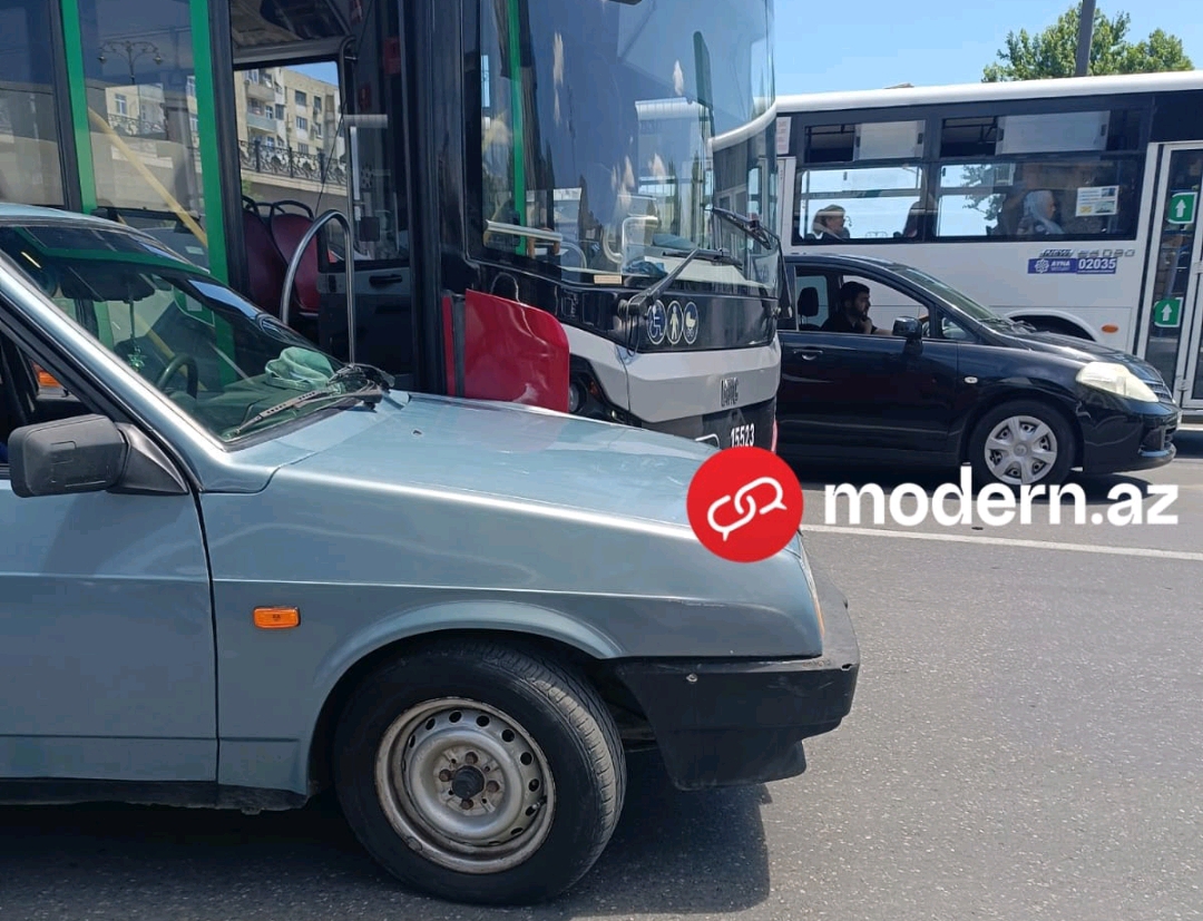 Bakıda qəza: avtobusla minik avtomobili toqquşdu - FOTO