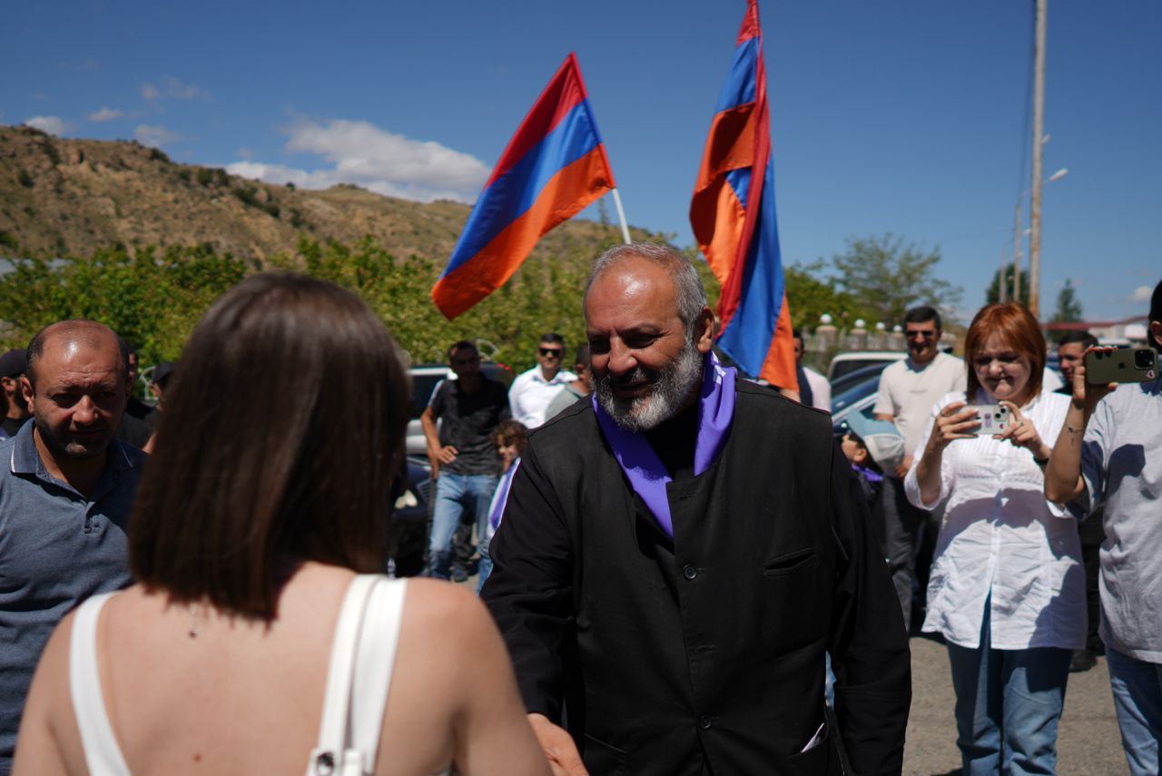 Ermənistanı qarışdıran keşiş Zəngəzura yola düşdü