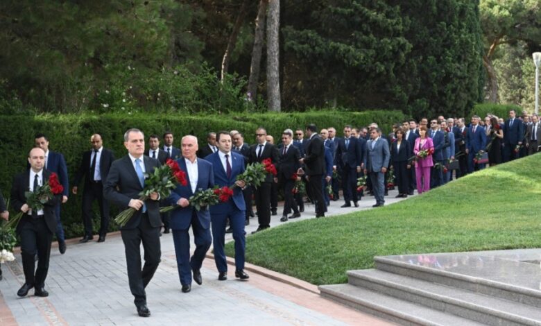 Diplomatlar Fəxri Xiyabanı və Şəhidlər Xiyabanını ziyarət edib