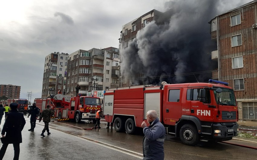 Bakıda yaşayış binasında yanğın - VİDEO