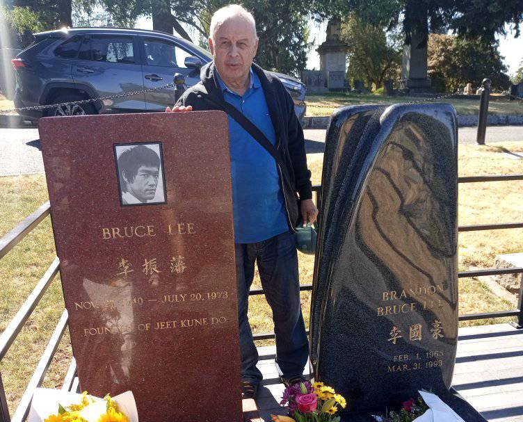 Azərbaycanlı yazıçı Brus Linin məzarını ziyarət etdi - FOTO