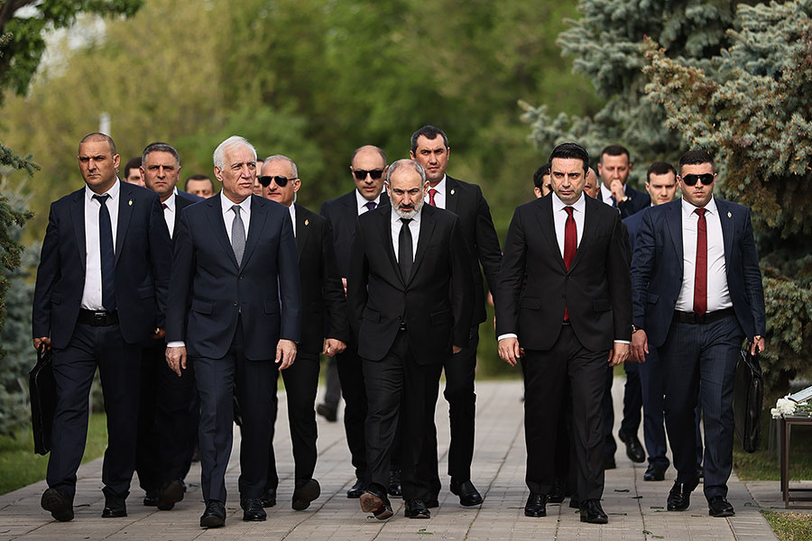 Ermənistanda başçılar eyni vaxta məzuniyyətə çıxdılar: Paşinyan, Simonyan, Mirzoyan...