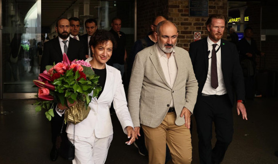Paşinyan Londona belə getdi