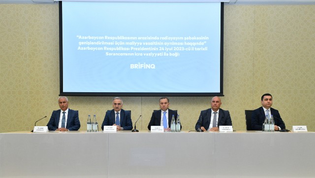 Ölkədə radioyayım şəbəkəsinin genişləndirilməsi ilə bağlı brifinq keçirilib - FOTOLAR