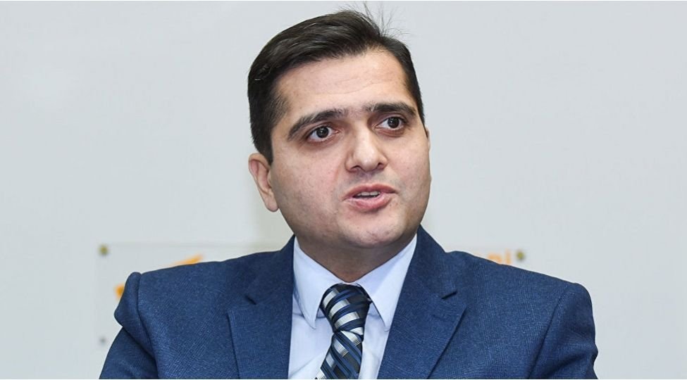 Elxan Şahinoğlu topladığı imzaları DSK-ya təqdim etdi