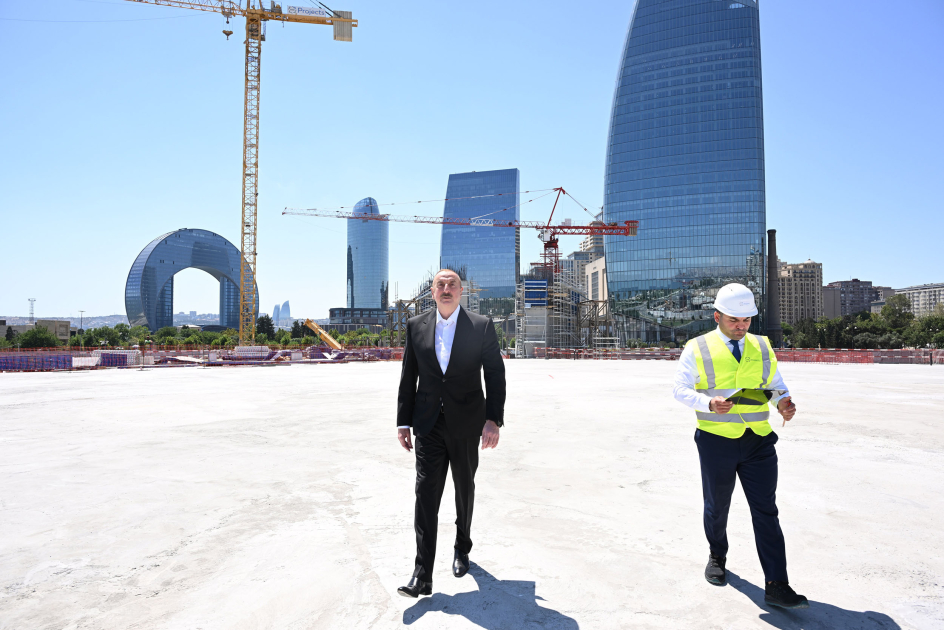 İlham Əliyev Zəfər parkında  - FOTO