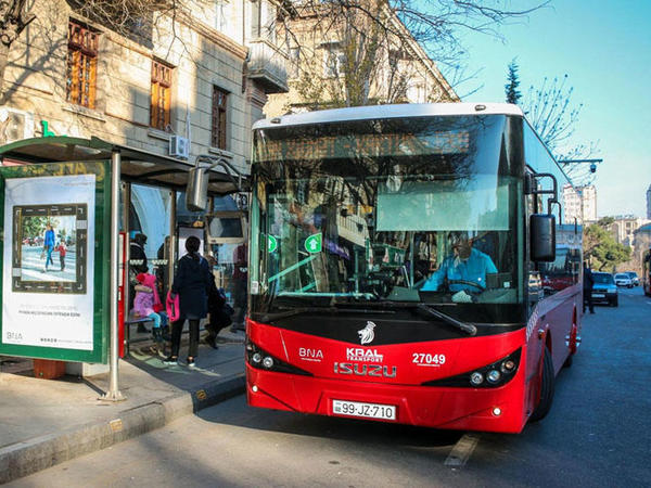 Maşınını avtobus dayanacağında saxlayan sürücülərə 2 bal yazılacaq