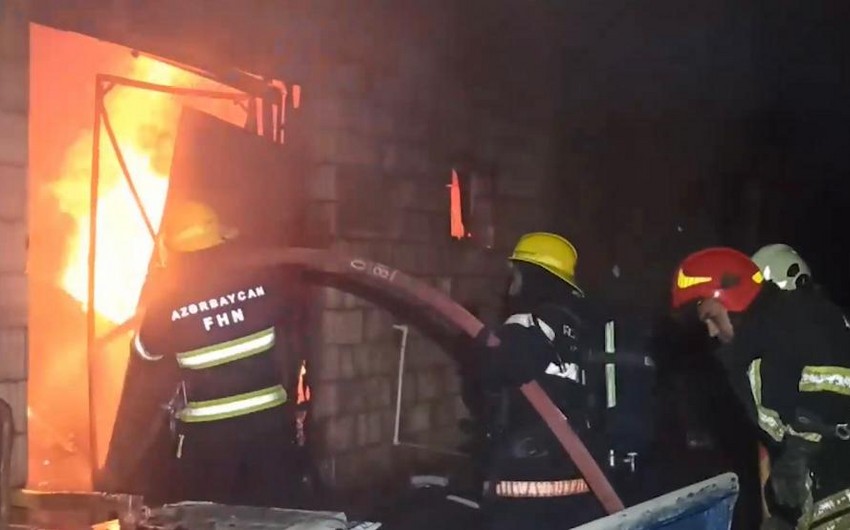 Bakıda taxta sexi yandı