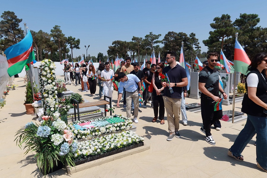 Diaspor Gəncləri Fəxri xiyabanı və Şəhidlər xiyabanını ziyarət edib