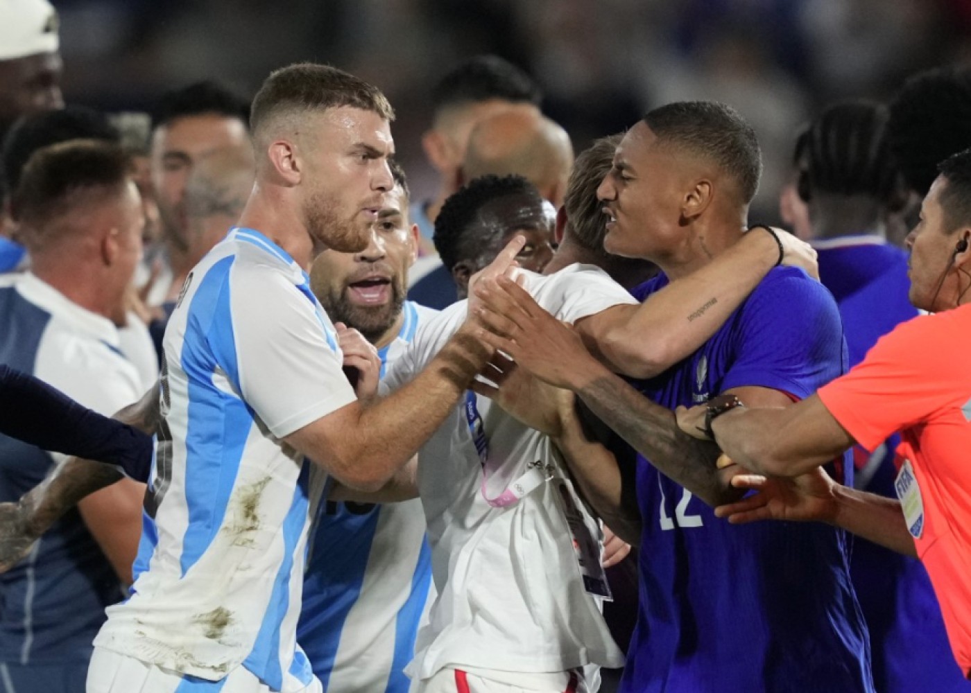 Fransa və Argentina futbolçuları arasında dava düşüb