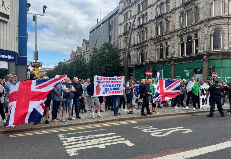 Britaniya baş nazirindən etirazlarla bağlı QƏRAR