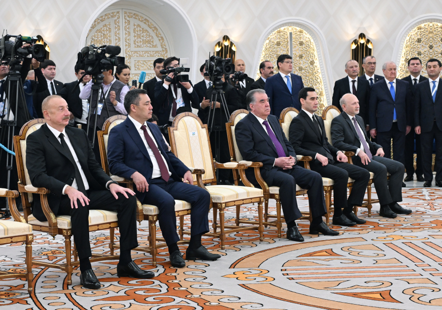 İlham Əliyev Mirziyoyevin təltif olunması mərasimində - FOTOLAR